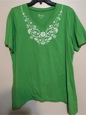 d&co. Women's Green V-Neck Embroidered Short Sleeve Tee